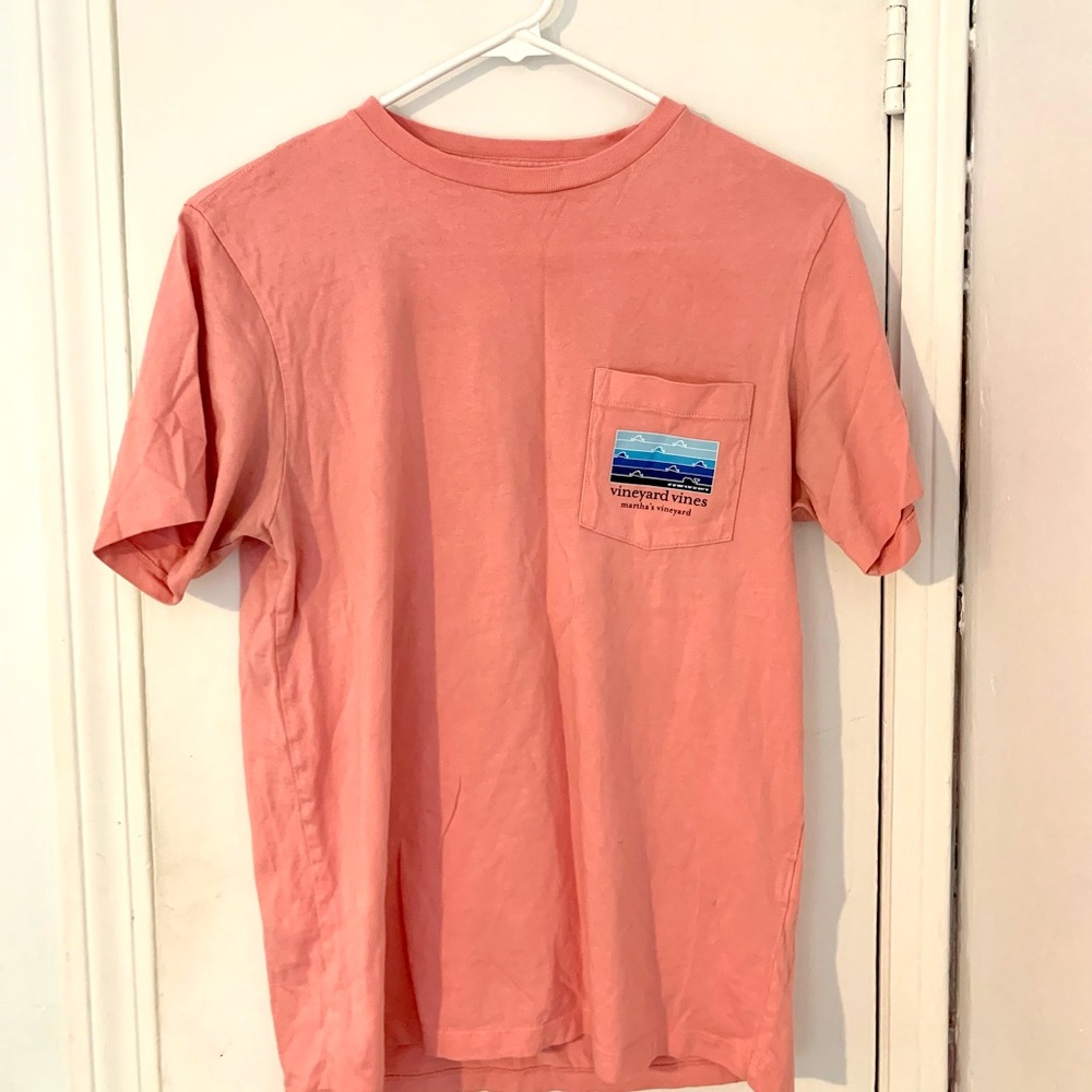 Pink vineyard vines location tee. Men’s size XS